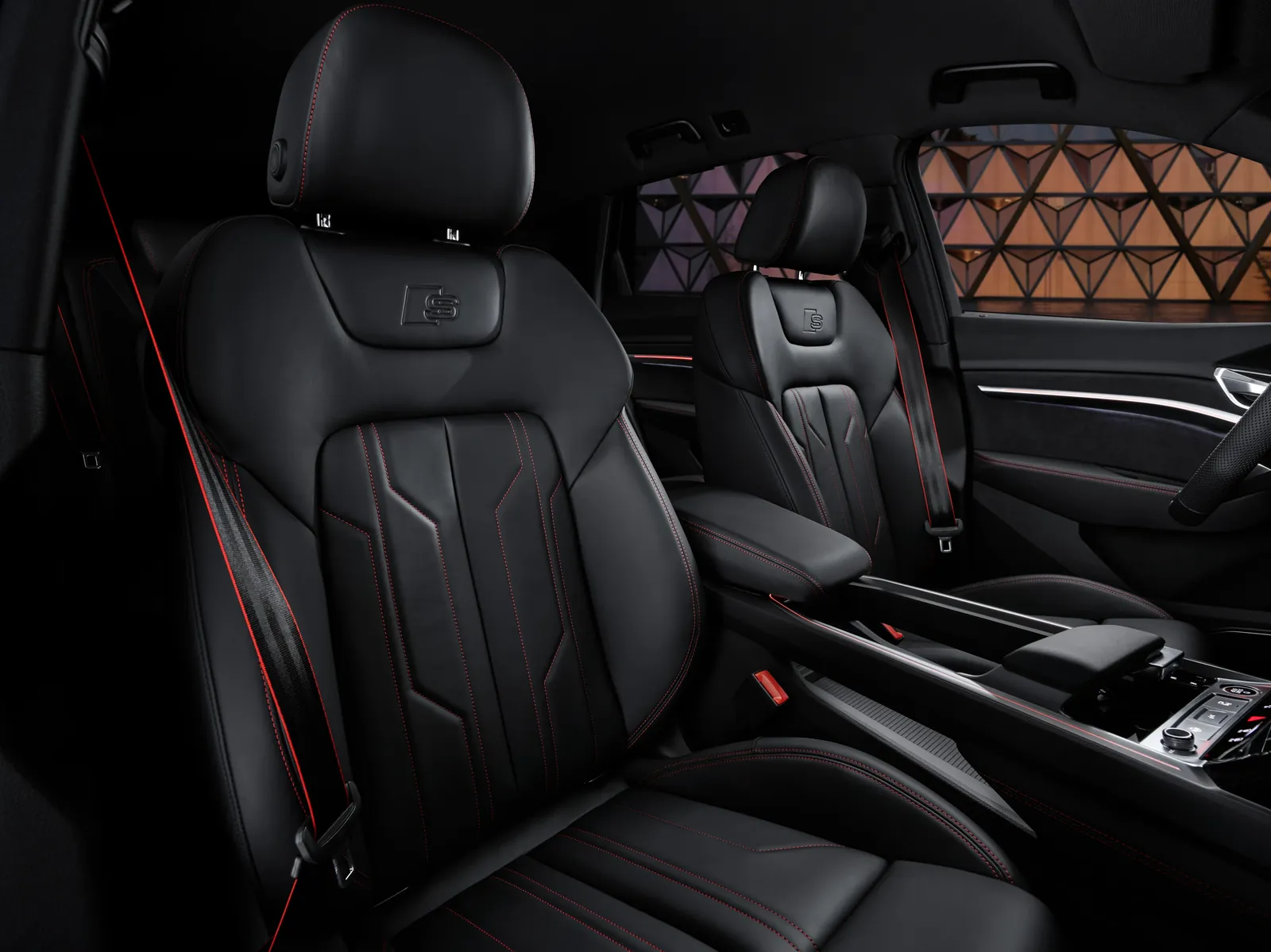 Audi Q8 50 e-tron — photo 3