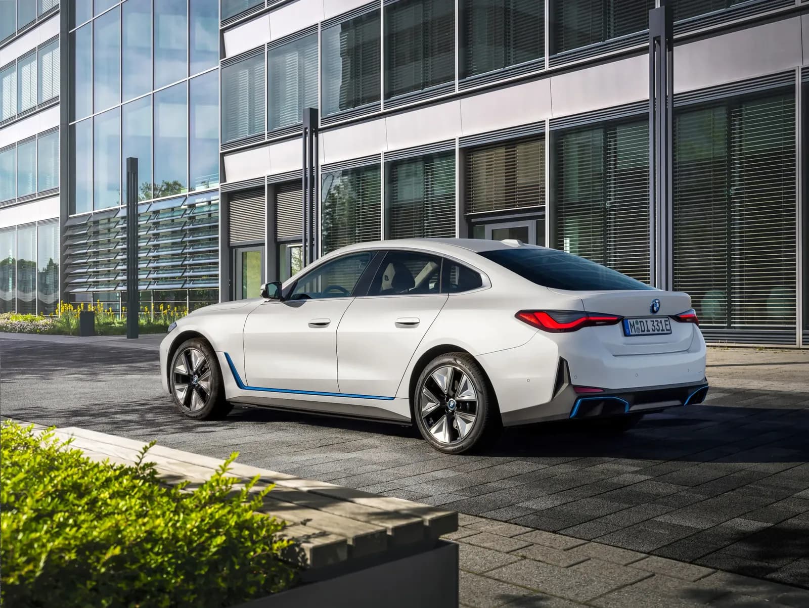 BMW i4 eDrive35 — photo 2
