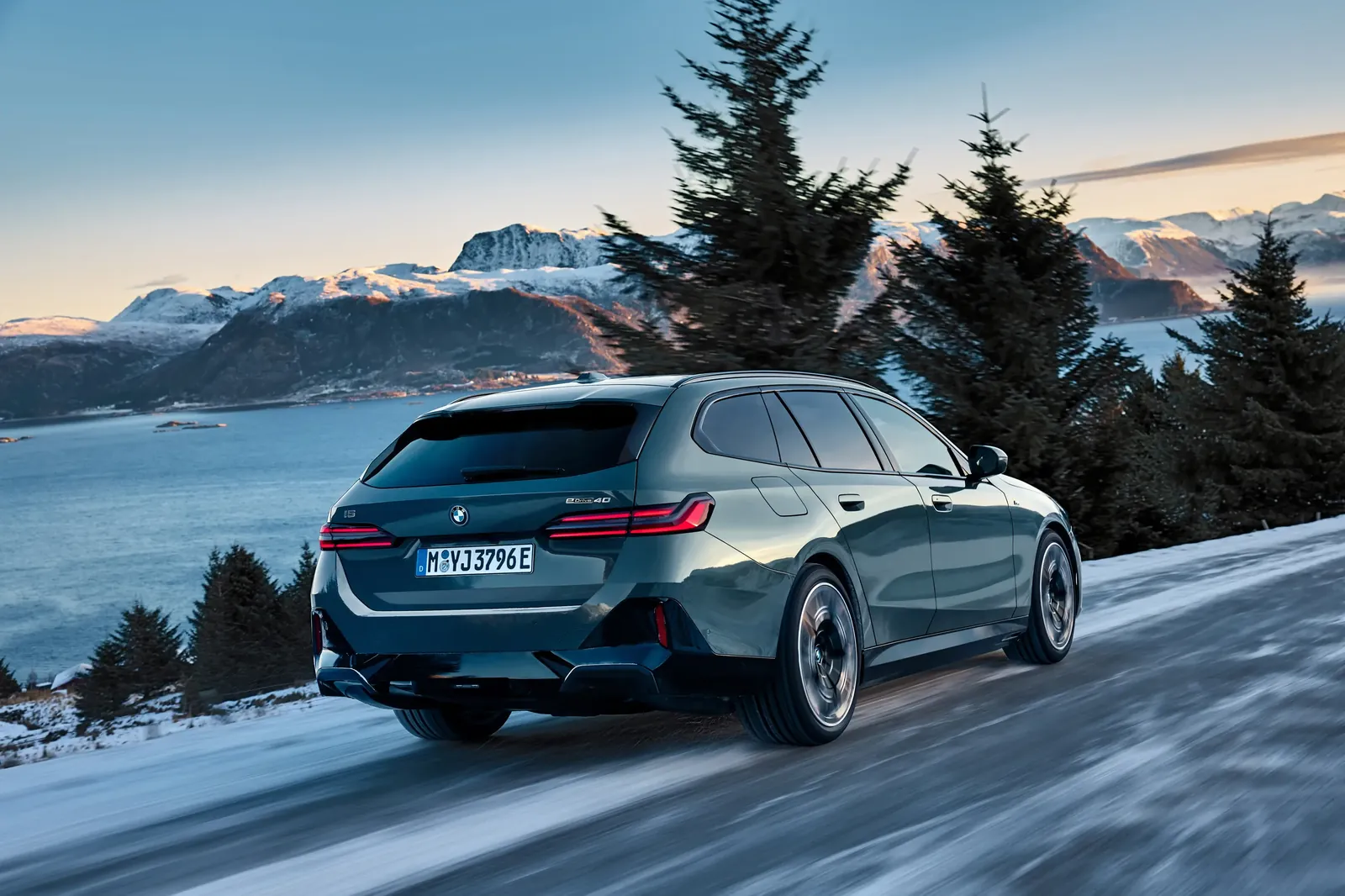 BMW i5 xDrive40 Touring — photo 2