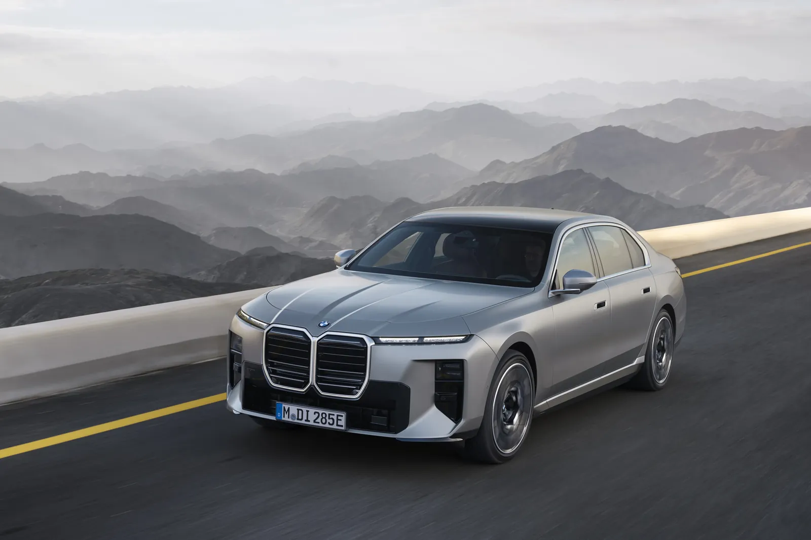 BMW i7 50 xDrive — photo 2