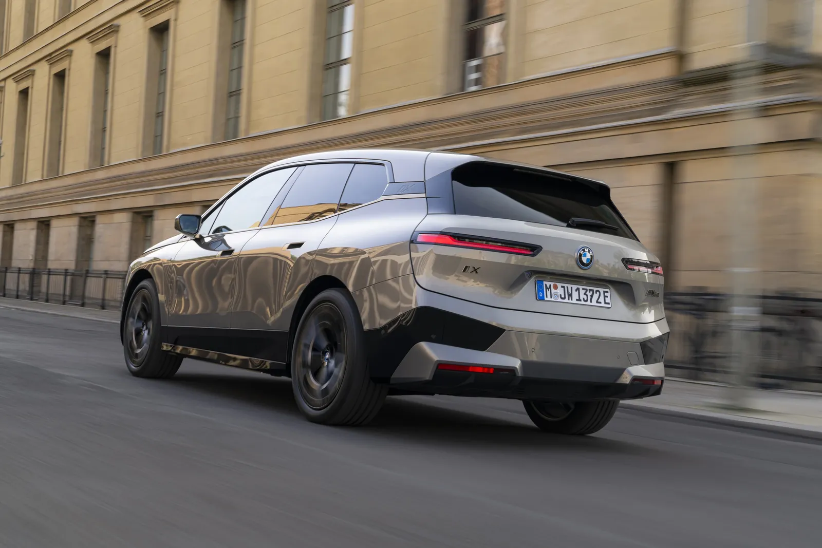 BMW iX M60 — photo 2