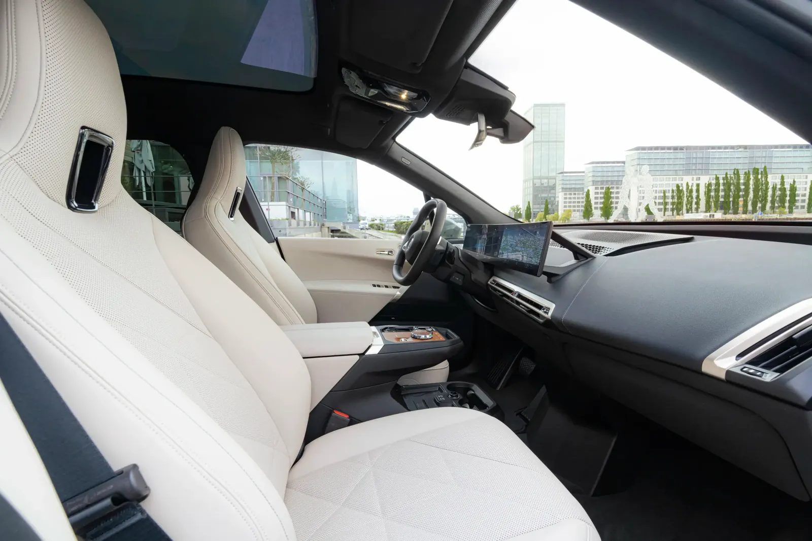 BMW iX M60 — photo 3