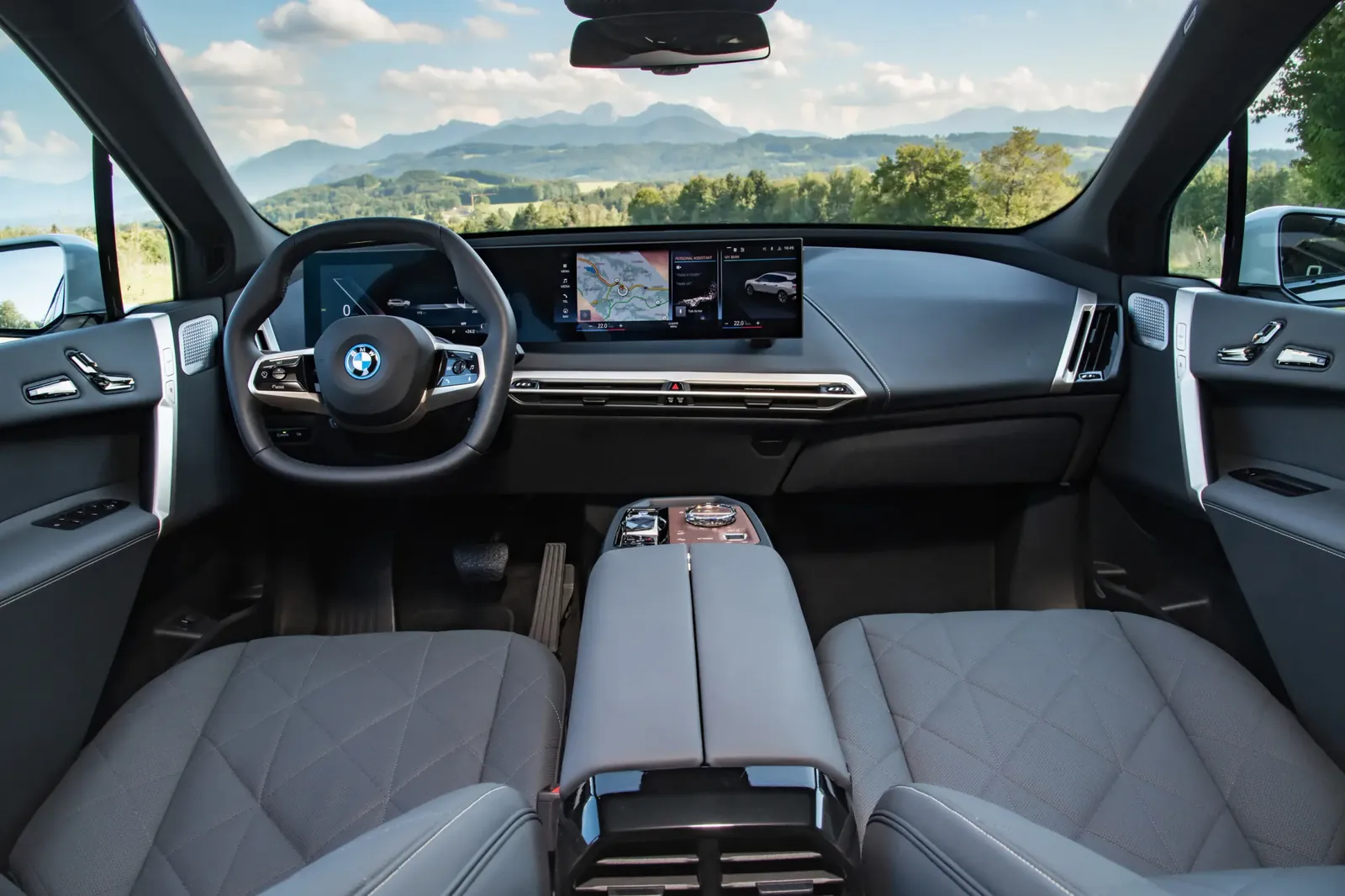 BMW iX xDrive50 — photo 3