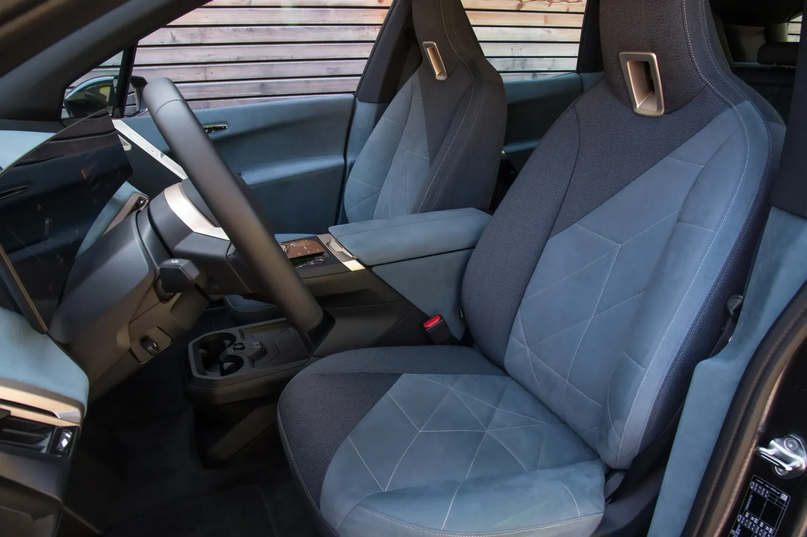 BMW iX xDrive60 — photo 4