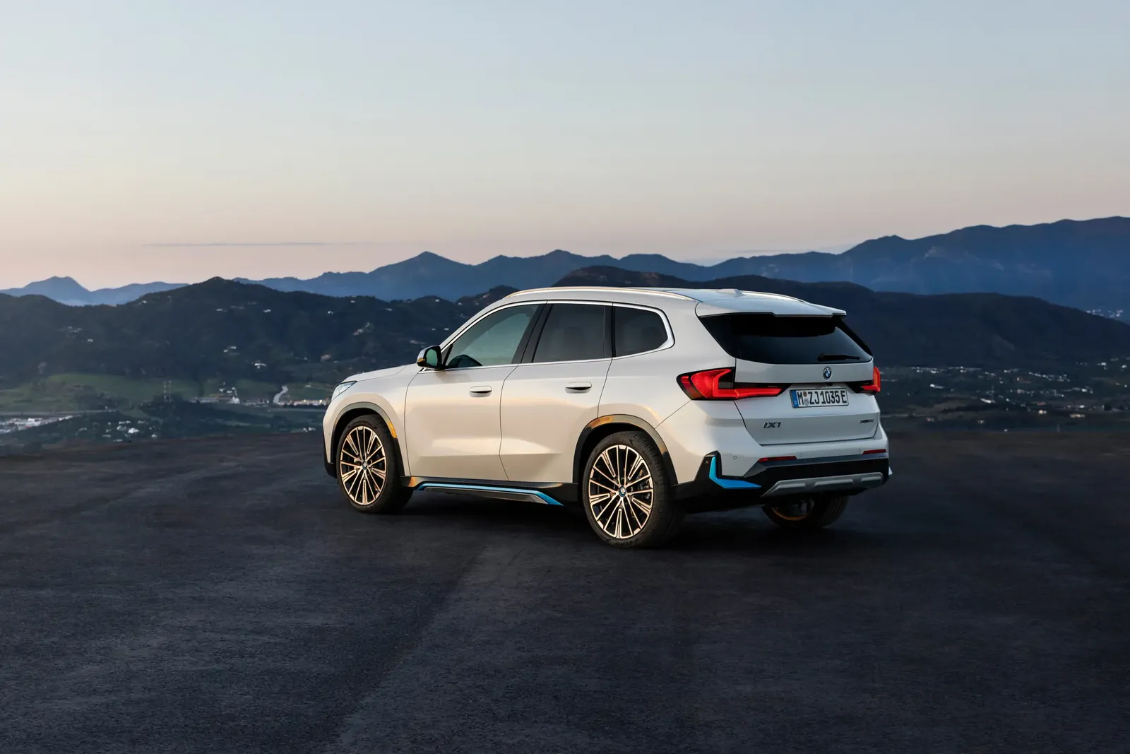 BMW iX1 xDrive30 — photo 2