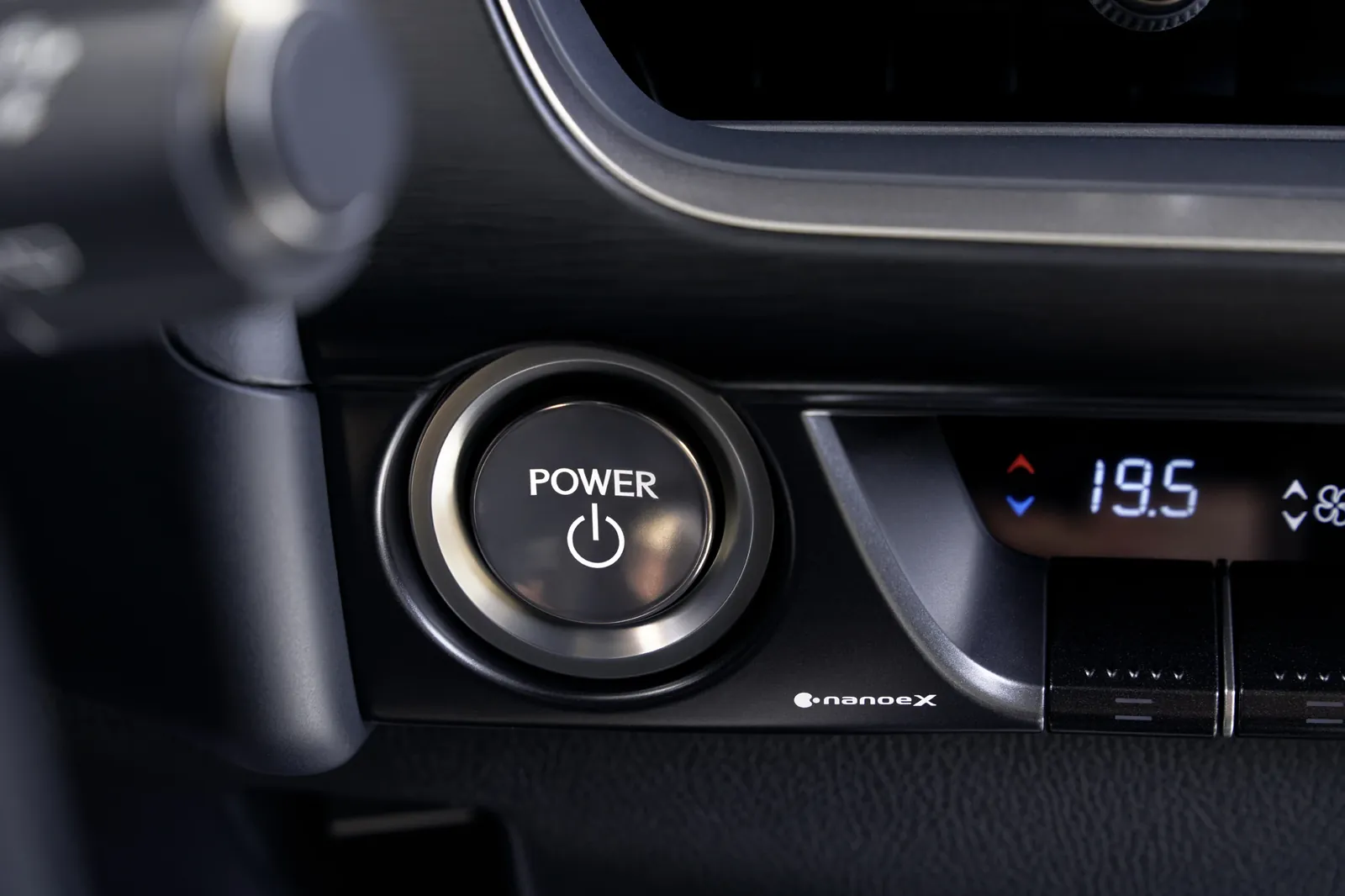 Lexus UX 300e — photo 4