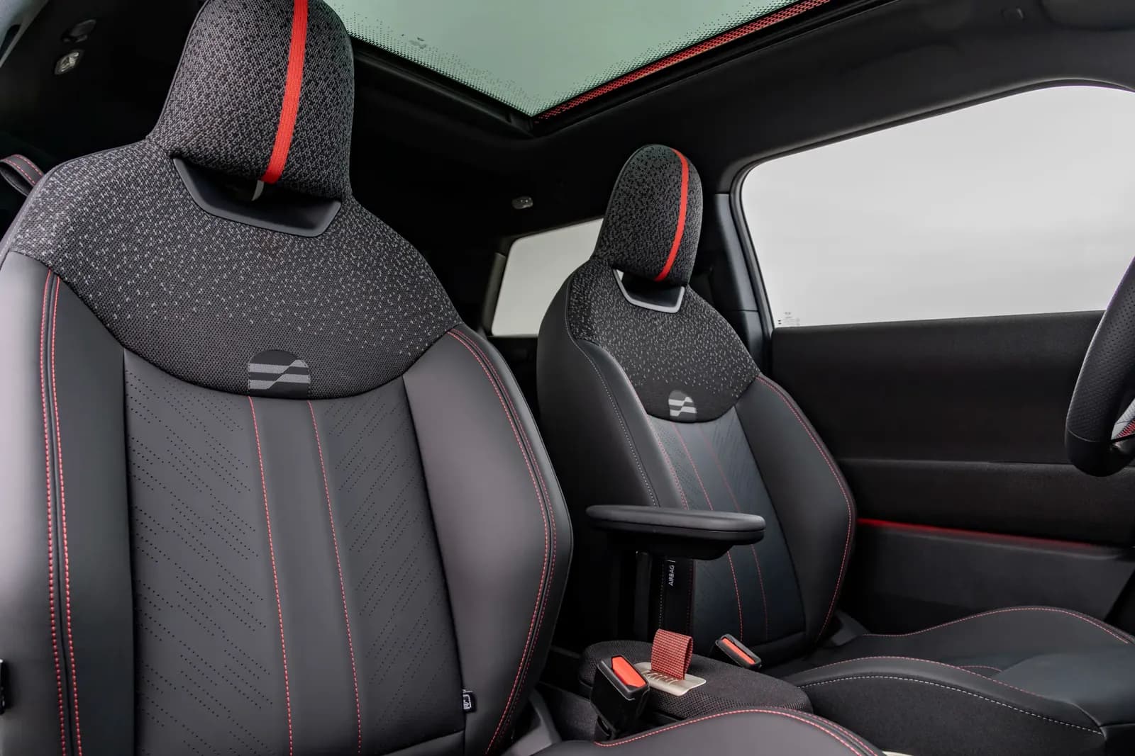 Mini Cooper SE — photo 4