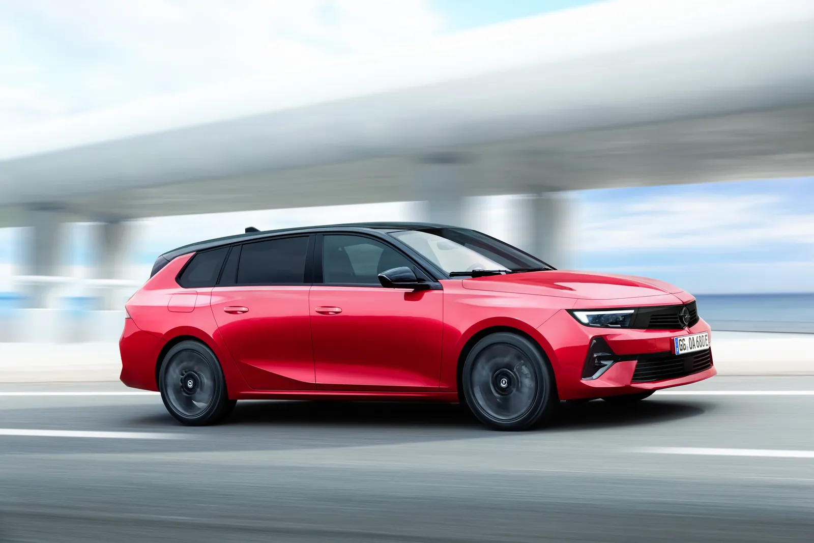 Opel Astra Sports Tourer Electric 54 kWh — photo 2