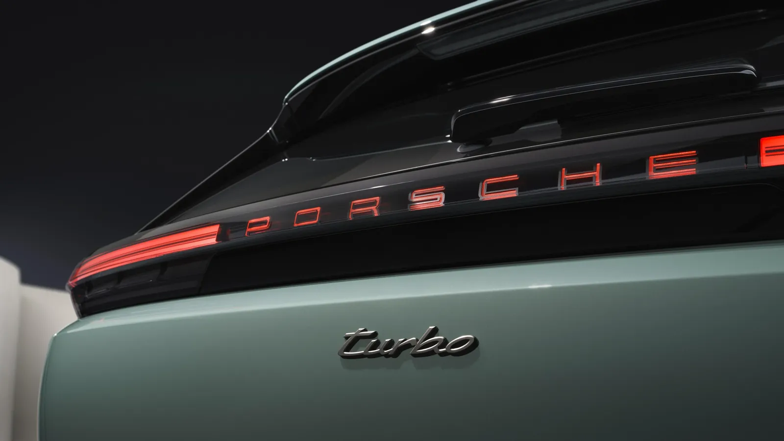 Porsche Cayenne Turbo Electric — photo 4