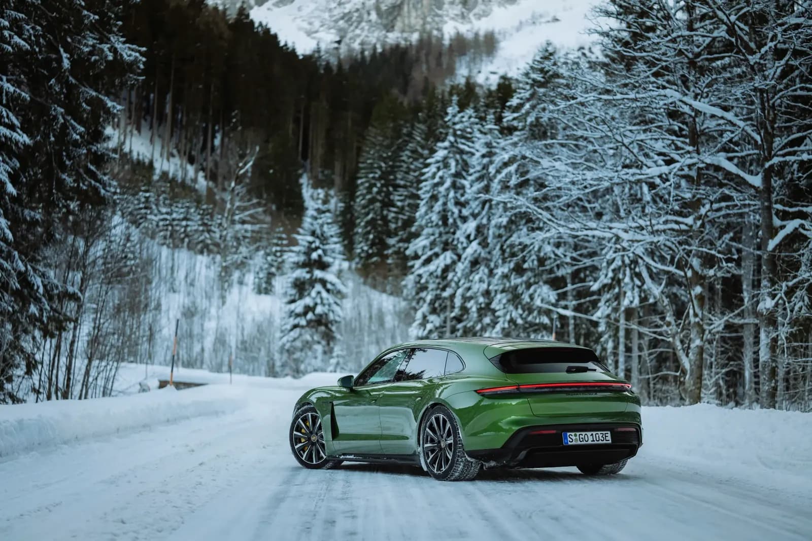 Porsche Taycan 4S Sport Turismo génération 1 — photo 2