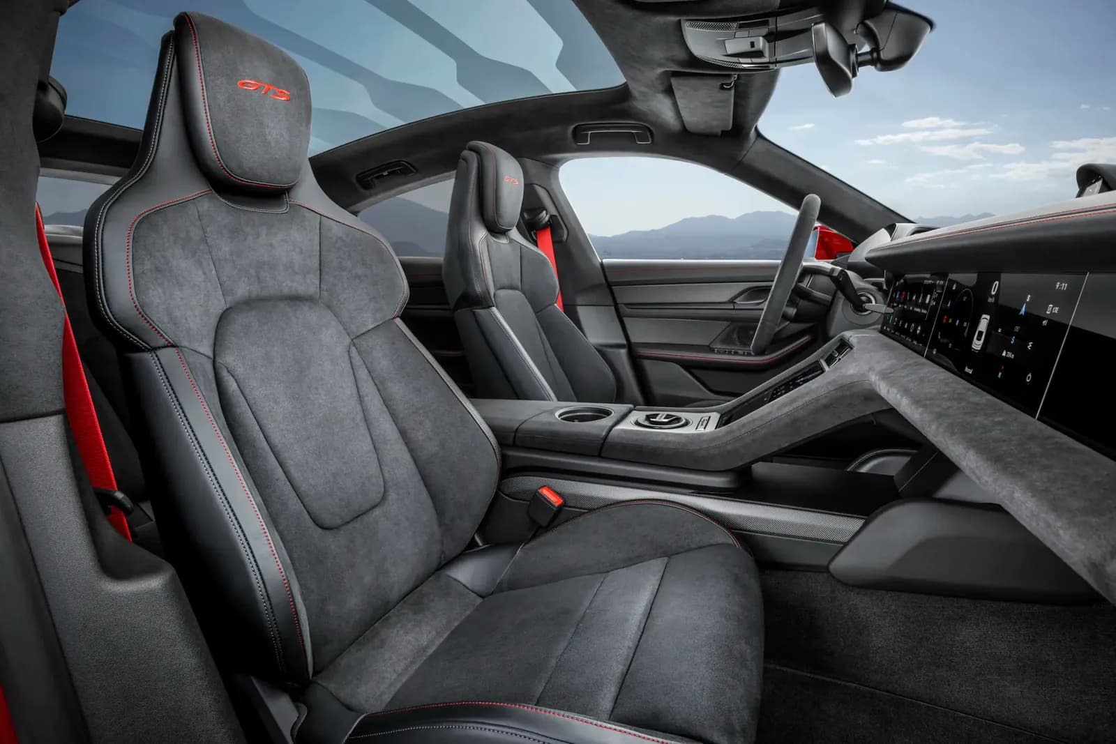 Porsche Taycan GTS Sport Turismo — photo 3