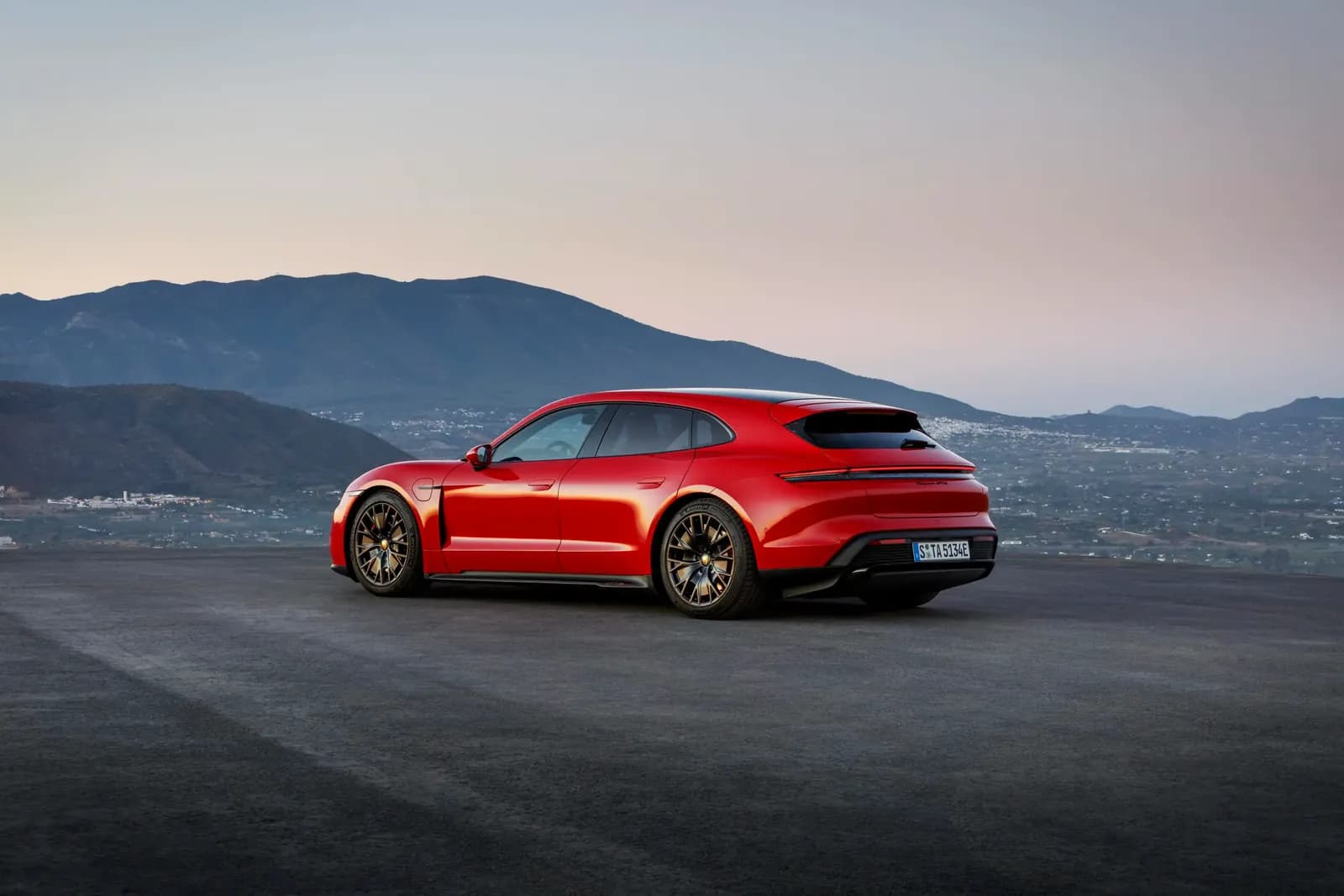 Porsche Taycan GTS Sport Turismo génération 1 — photo 2